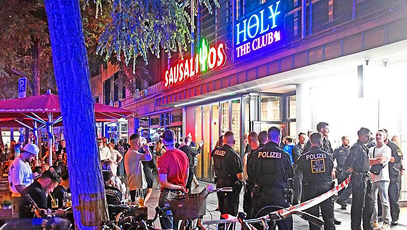 Großes Polizeiaufgebot und Absperrung: Im Sausalitos in der Sonnenstraße eskaliert ein Streit. Großes Polizeiaufgebot und Absperrung: Im Sausalitos in der Sonnenstraße eskaliert ein Streit.