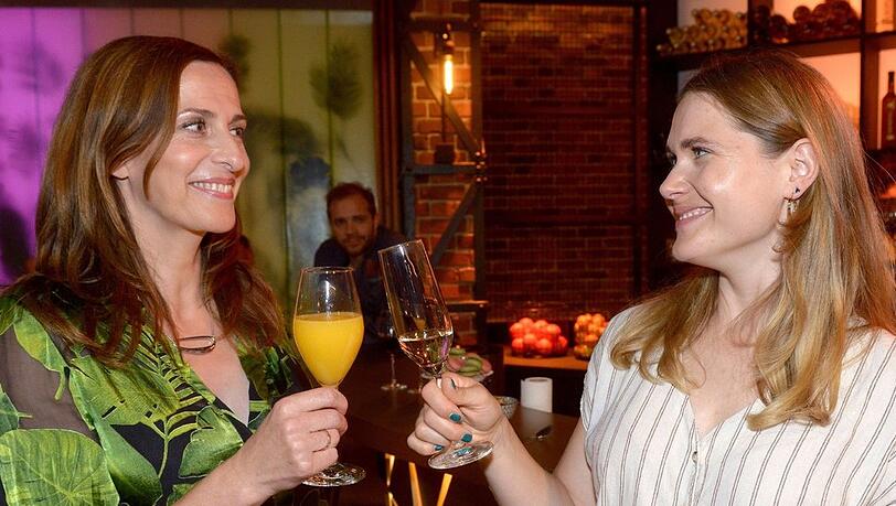 "GZSZ": Nicole (r.) freut es, dass sie und Katrin sich angenähert haben.