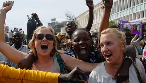 Alle Weißen werden umarmt: Zwei US-Bürgerinnen feiern in der westkenianischen Stadt Kisuma mit anderen Einwohnern. Alle Weißen werden umarmt: Zwei US-Bürgerinnen feiern in der westkenianischen Stadt Kisuma mit anderen Einwohnern.