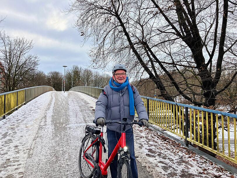J&ouml;rg Sellerbeck (56) nutzt die Br&uuml;cke regelm&auml;&szlig;ig. Dass er absteigen soll, kann er nicht nachvollziehen.
