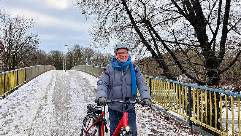 J&ouml;rg Sellerbeck (56) nutzt die Br&uuml;cke regelm&auml;&szlig;ig. Dass er absteigen soll, kann er nicht nachvollziehen.