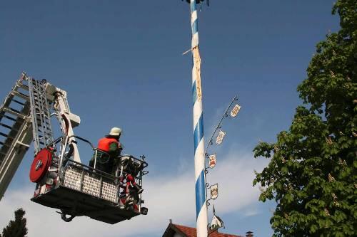 Der 30 Meter hohe Maibaum wurde von der Feuerwehr gesichert.