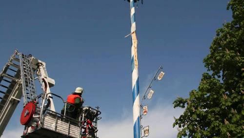 Der 30 Meter hohe Maibaum wurde von der Feuerwehr gesichert. Der 30 Meter hohe Maibaum wurde von der Feuerwehr gesichert.