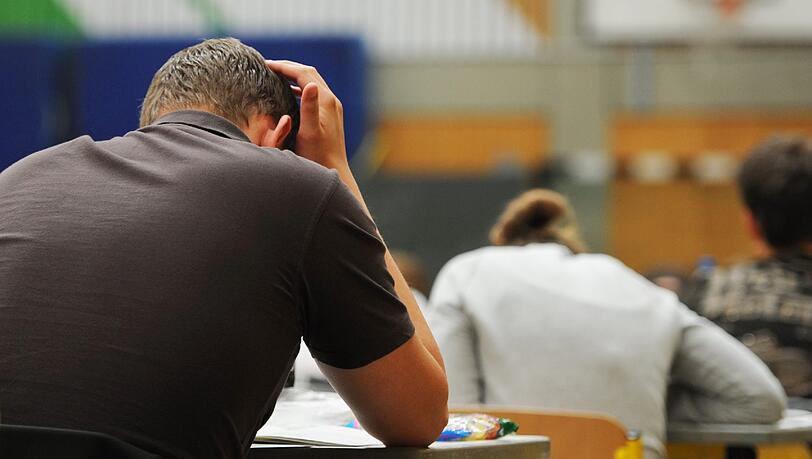 Weil sie in einer Seminararbeit mogelte, wird eine Oberasbacherin nicht zum Abi zugelassen. Weil sie in einer Seminararbeit mogelte, wird eine Oberasbacherin nicht zum Abi zugelassen.