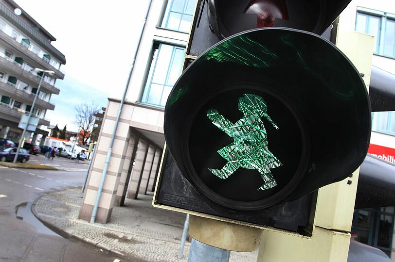 Mit Zöpfchen und Röckchen: In Sonthofen im Allgäu regeln jetzt auch Ampelfrauen den Straßenverkehr.
