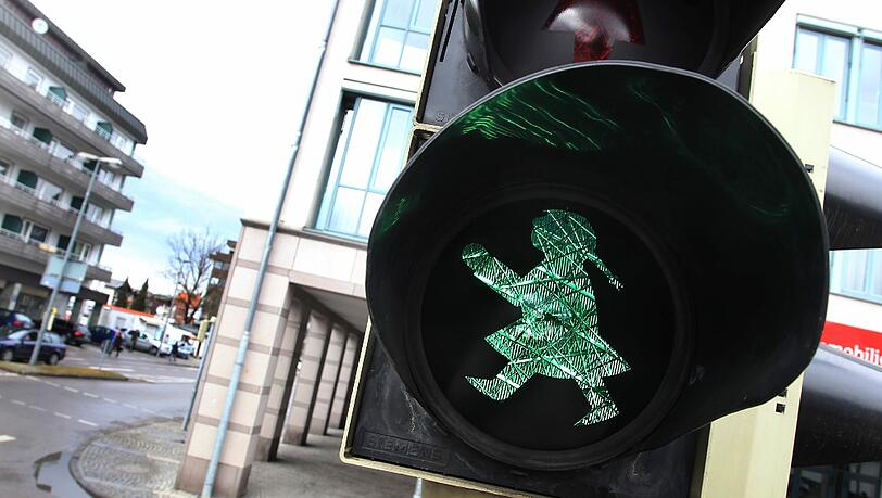 Mit Zöpfchen und Röckchen: In Sonthofen im Allgäu regeln jetzt auch Ampelfrauen den Straßenverkehr. Mit Zöpfchen und Röckchen: In Sonthofen im Allgäu regeln jetzt auch Ampelfrauen den Straßenverkehr.