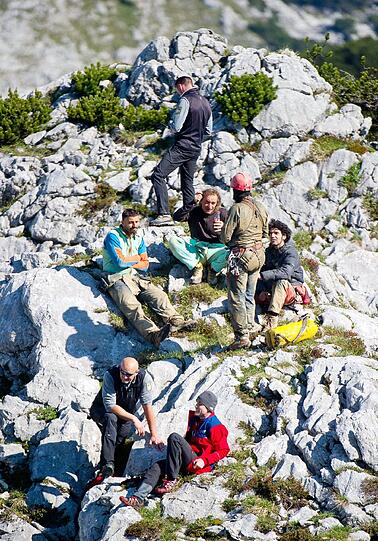 Am Einstieg der Riesending-Schachthöhle warten die Rettungskräfte.