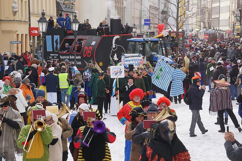 Weitere Bilder vom Faschingsumzug der "Damischen Ritter" in München am 08. Februar 2015.