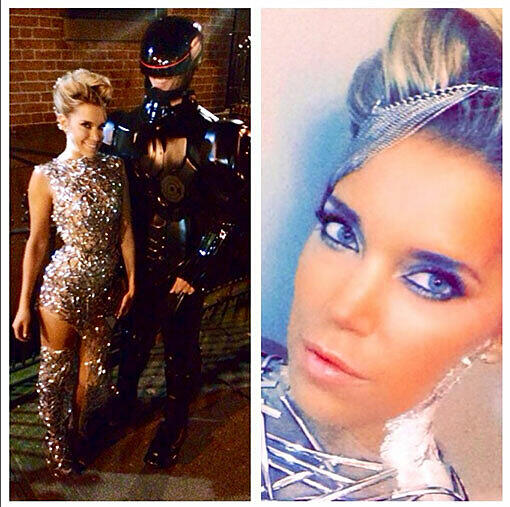 Auch Sylvie Meis hat sich in ein sexy Kostüm geworfen und freut sich Halloween.