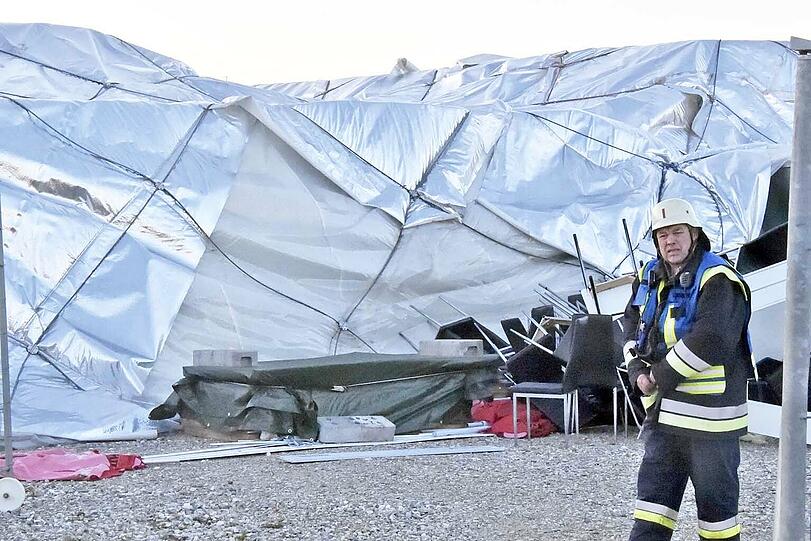 Nach dem Brand in einem Wohnabteil kollabierte die Traglufthalle.