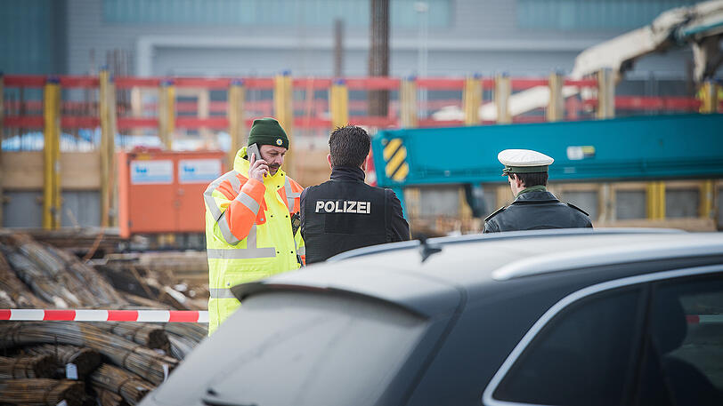 Am Donnerstagvormittag stürzte auf einer Baustelle in Freising eine Betonpumpe auf zwei Arbeiter - sie starben noch vor Ort.