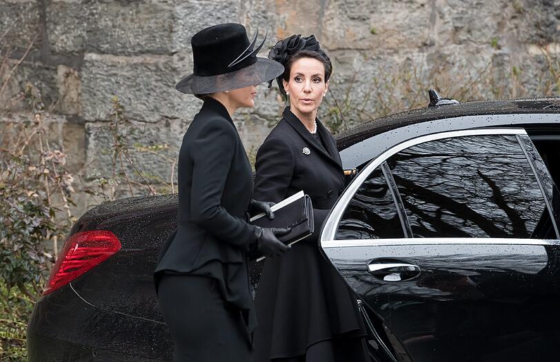 Prinzessin Marie von Dänemark und Kronprinzessin Mary von Dänemark (l) steigen nach den Trauerfeierlichkeiten für Richard Prinz zu Sayn-Wittgenstein-Berleburg am 21.03.2017 in Bad Berleburg (Nordrhein-Westfalen) in ein Auto.