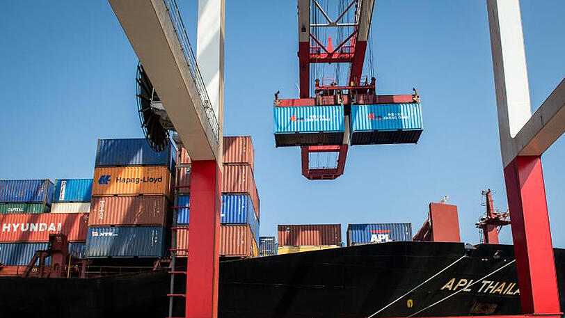 Container im Hafen in Shanghai: Die neuen Zahlen deuten nach Ansicht von Experten auf weniger Schwung für die Exporte der zweitgrößten Volkswirtschaft im zweiten Quartal hin.