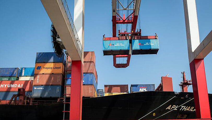 Container im Hafen in Shanghai: Die neuen Zahlen deuten nach Ansicht von Experten auf weniger Schwung für die Exporte der zweitgrößten Volkswirtschaft im zweiten Quartal hin. Container im Hafen in Shanghai: Die neuen Zahlen deuten nach Ansicht von Experten auf weniger Schwung für die Exporte der zweitgrößten Volkswirtschaft im zweiten Quartal hin.
