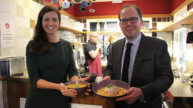 Präsentieren das neue Konzept am Viktualienmarkt: CSU-OB-Kandidatin Kristina Frank und CSU-Fraktionschef Manuel Pretzl.