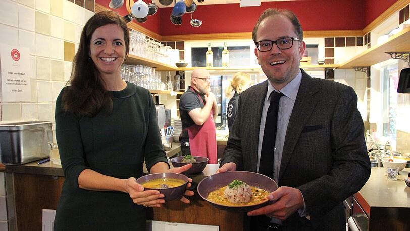 Präsentieren das neue Konzept am Viktualienmarkt: CSU-OB-Kandidatin Kristina Frank und CSU-Fraktionschef Manuel Pretzl. Präsentieren das neue Konzept am Viktualienmarkt: CSU-OB-Kandidatin Kristina Frank und CSU-Fraktionschef Manuel Pretzl.