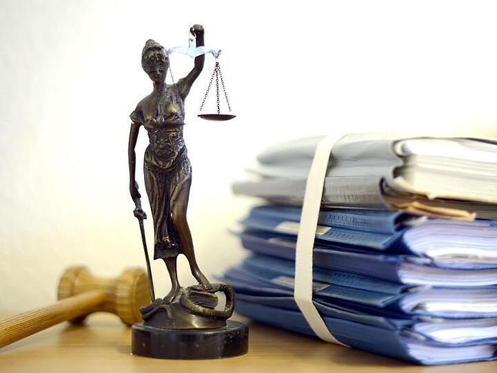 Eine modellhafte Nachbildung der Justitia. Foto: Volker Hartmann/Archivbild