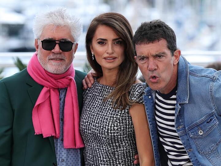 Pedro Almodóvar (l-r), Penélope Cruz und Antonio Banderas haben das Drama "Leid und Herrlichkeit" bereits im Frühjahr in Cannes vorgestellt.