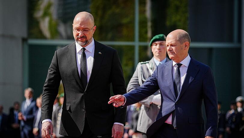 Bundeskanzler Olaf Scholz empfängt den ukrainischen Ministerpräsidenten Denys Schmyhal mit militärischen Ehren in Berlin.