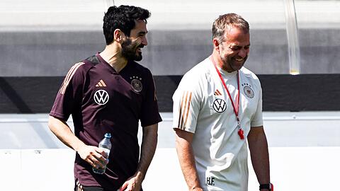 Ilkay Gündogan (l) nimmt Bundestrainer Hansi Flick in Schutz.