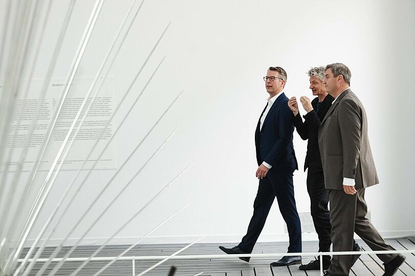 Andrea Lissoni führt Markus Blume und Markus Söder durch die Ausstellung.