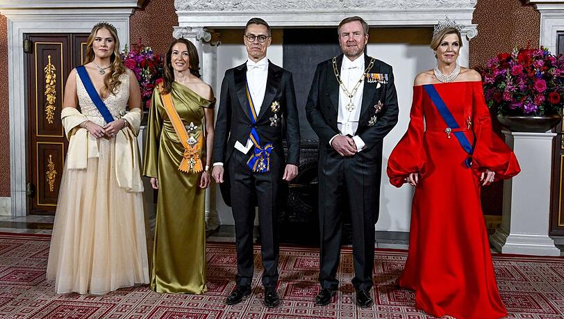 Prinzessin Amalia mit Suzanne Innes-Stubb, Alexander Stubb, König Willem-Alexander und Königin Máxima (v.l.).