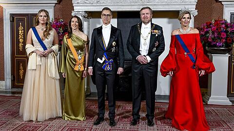 Prinzessin Amalia mit Suzanne Innes-Stubb, Alexander Stubb, König Willem-Alexander und Königin Máxima (v.l.). Prinzessin Amalia mit Suzanne Innes-Stubb, Alexander Stubb, König Willem-Alexander und Königin Máxima (v.l.).