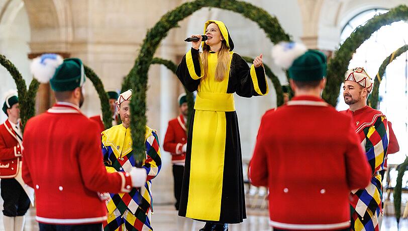 Der gro&szlig;e Auftritt des M&uuml;nchner Kindls: Stehend auf dem Fass erkl&auml;rt es in seinem Prolog in Reimform, warum die Sch&auml;ffler tanzen.