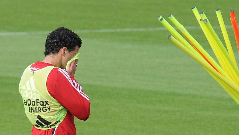 Allein in Leverkusen: Michael Ballack trainierte auf dem Gelände neben der BayArena, zum Länderspiel nach Köln fuhr er nicht. Allein in Leverkusen: Michael Ballack trainierte auf dem Gelände neben der BayArena, zum Länderspiel nach Köln fuhr er nicht.