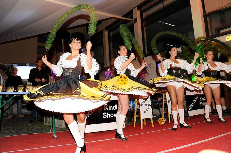 Trachtengruppe. So ausgelassen und feucht-fröhlich ging es bei der Dirndl Couture Modenschau von Ophelia Blaimer im Hugo's zu: Die Stars feiern, die schönen Mädels präsentieren die neuste Edel-Dirndl-Kollektion.