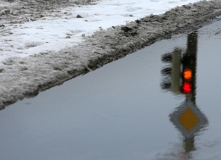 Tauwetter: Nach dem Schnee kommt das Wasser auf den Straßen