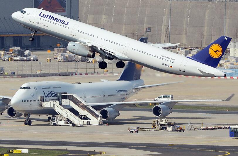 Ein Airbus A321 der Lufthansa beim Start am Flughafen Frankfurt (Archivbild).