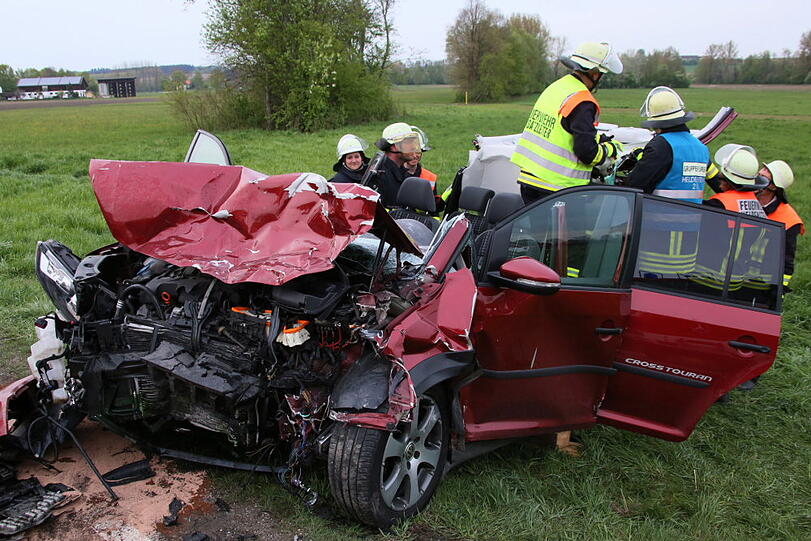 Eine 18-jährige Fahranfängerin kam mit ihrem Auto auf die Gegenfahrbahn und prallte frontal mit einem entgegenkommenden BMW zusammen.