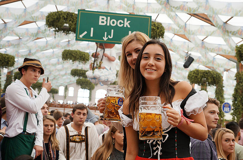 Und irgendwann gab es dann kein Halten mehr: ausgelassene Stimmung im Hofbräuzelt.