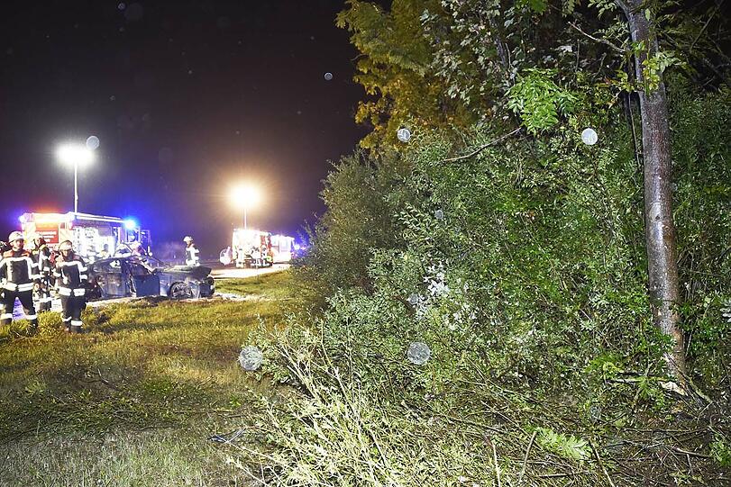 Das Wrack wurde nach der Kollision mit dem Baum noch weiter geschleudert und ging sofort in Flammen auf.