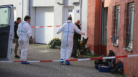 Polizisten durchsuchen eine Wohnung. Die Aktion fand im Rahmen der Suche nach einer vermissten 35 Jahre alten Frau statt. Nun hat die Staatsanwaltschaft den Ehemann der Frau und dessen Bruder wegen Mordes angeklagt.