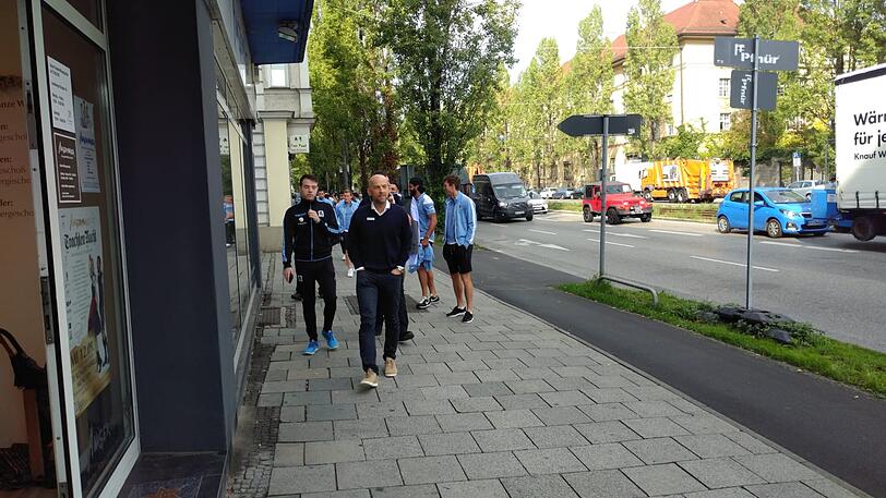 Die Löwen kommen am Donnerstagvormittag an der Angermaier-Filiale an.