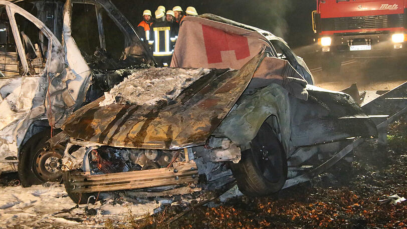 Tragischer Unfall auf der B12 - die Bilder vom Lösch- und Bergungseinsatz.