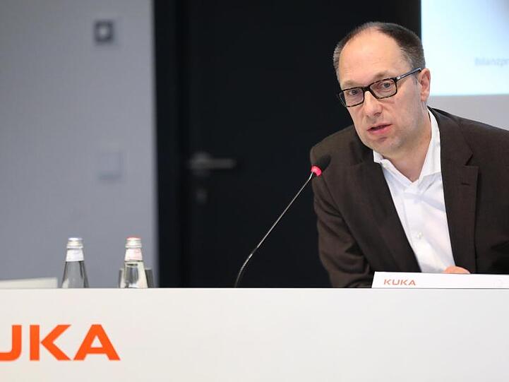 Peter Mohnen, Unternehmenschef des Roboterbauers Kuka spricht bei einer Pressekonferenz. Foto: Karl-Josef Hildenbrand/Archiv