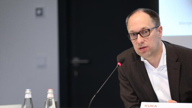 Peter Mohnen, Unternehmenschef des Roboterbauers Kuka spricht bei einer Pressekonferenz. Foto: Karl-Josef Hildenbrand/Archiv Peter Mohnen, Unternehmenschef des Roboterbauers Kuka spricht bei einer Pressekonferenz. Foto: Karl-Josef Hildenbrand/Archiv
