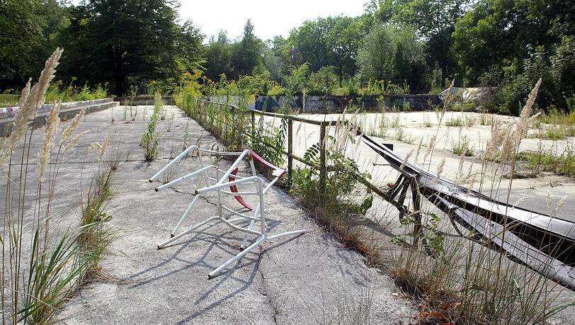 Im Floriansmühlebad sind die Becken leer und überwuchert. Das einstige Freibad wird seit Ende der 80er nicht mehr genutzt.