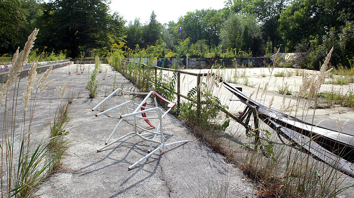 Im Floriansmühlebad sind die Becken leer und überwuchert. Das einstige Freibad wird seit Ende der 80er nicht mehr genutzt.