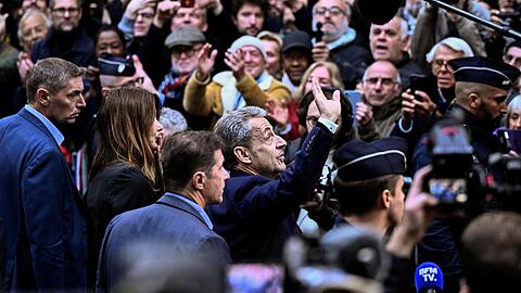 Unterstützer, Freunde und Nachbarn warteten auf Sarkozy, als dieser zum Gefängnis aufbrach.