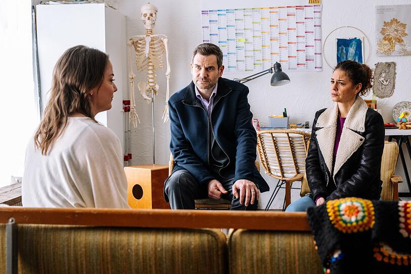 Die Kommissare Lilly Funke (Tatjana K&auml;stel, rechts) und Jonas Fischer (Lukas Piloty) ermitteln zum Auftakt der 25. Staffel "SOKO K&ouml;ln" in einem Mehrfamilienhaus. Bei ihren Befragungen sprechen sie auch mit der alleinerziehenden Dina Nasic (Josephine Ehlert).
