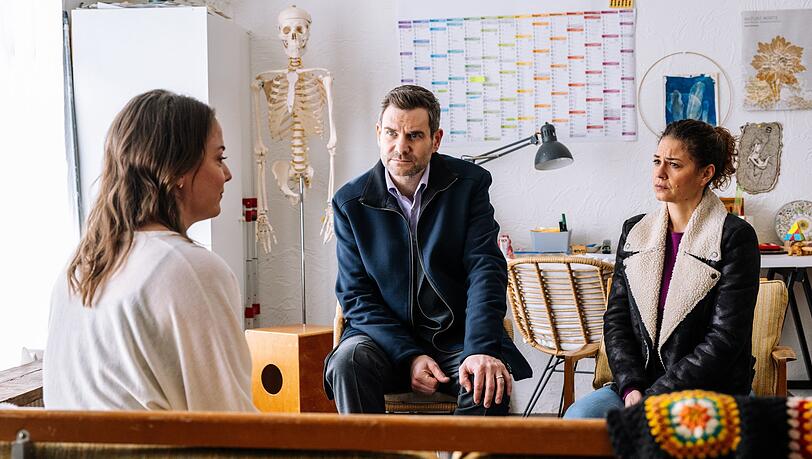 Die Kommissare Lilly Funke (Tatjana Kästel, rechts) und Jonas Fischer (Lukas Piloty) ermitteln zum Auftakt der 25. Staffel "SOKO Köln" in einem Mehrfamilienhaus. Bei ihren Befragungen sprechen sie auch mit der alleinerziehenden Dina Nasic (Josephine Ehlert). Die Kommissare Lilly Funke (Tatjana Kästel, rechts) und Jonas Fischer (Lukas Piloty) ermitteln zum Auftakt der 25. Staffel "SOKO Köln" in einem Mehrfamilienhaus. Bei ihren Befragungen sprechen sie auch mit der alleinerziehenden Dina Nasic (Josephine Ehlert).