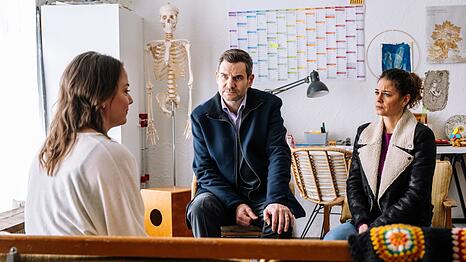 Die Kommissare Lilly Funke (Tatjana K&auml;stel, rechts) und Jonas Fischer (Lukas Piloty) ermitteln zum Auftakt der 25. Staffel "SOKO K&ouml;ln" in einem Mehrfamilienhaus. Bei ihren Befragungen sprechen sie auch mit der alleinerziehenden Dina Nasic (Josephine Ehlert).