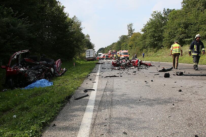 Der Wagen wurde bei dem Zusammenstoß mit dem Lkw regelrecht in seine Einzelteile zerissen.