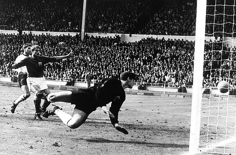 Das Wembley-Tor: Englands Geoff Hurst trifft im Londoner Wembley-Stadion zum vermeintlichen 3:2 gegen Deutschland - Englasd siegt später mit 4:2 und holt seinen einzigen WM-Titel.