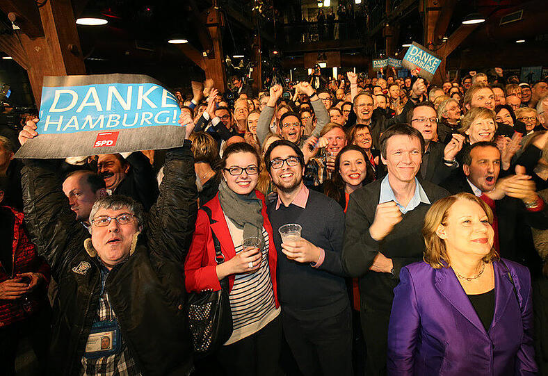 Die Unterstützer des SPD feiern das Wahlergebnis bei der Wahlparty in Hamburg.