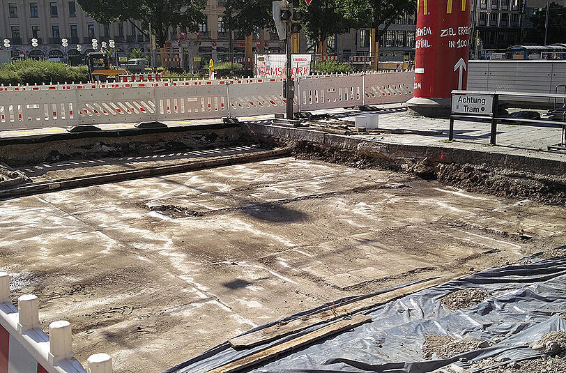 Die Kreuzung Sonnenstraße und Bayerstraße: die neuen Weichen werden im August verlegt. Zuerst müssen alle Bodenschichten erneuert werden.